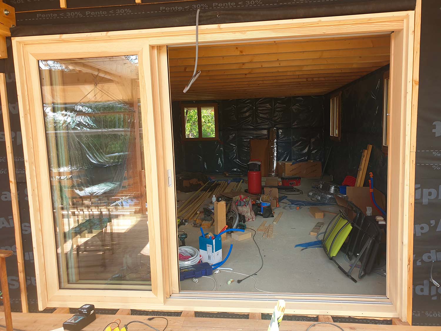 Chantier d'installation d'un coulissant en bois