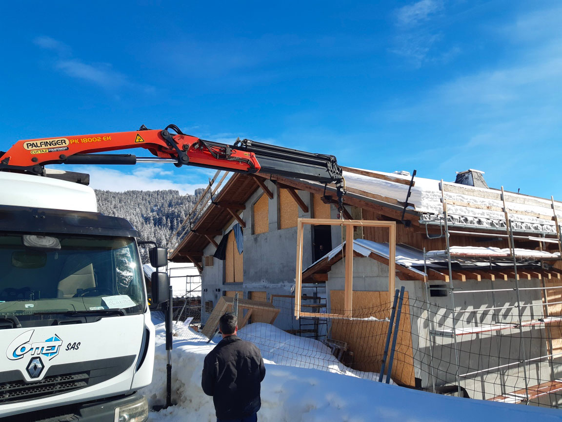 Installation porte fenêtre sur un chantier en rénovation