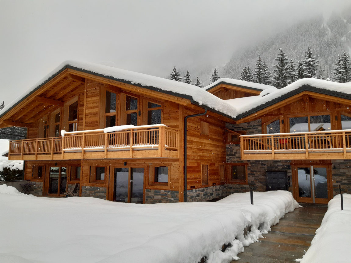 Réalisation Cottet pour l'installation fenêtres chalet neuf en Savoie