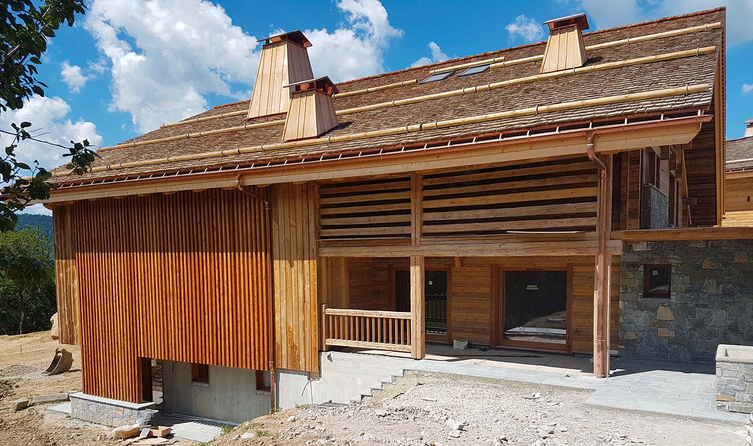 Installation de fenêtres sur un chalet neuf